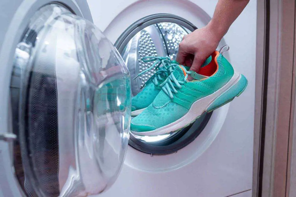 lavare le scarpe in lavatrice senza rovinarle