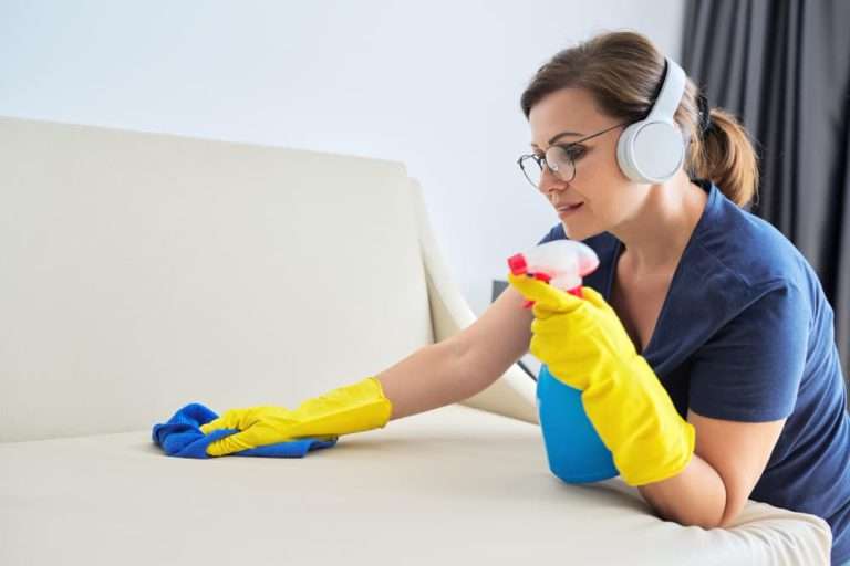 Come pulire il divano con l’ammoniaca: Il metodo più facile ed efficace?